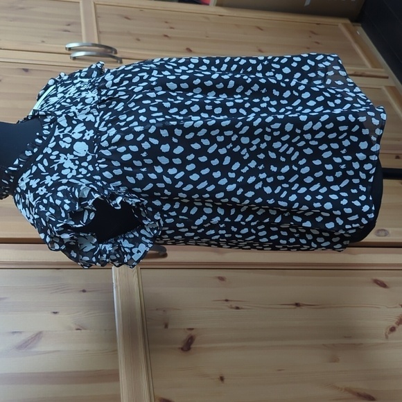NWT Cupcakes  and Cashmere Capped Sleeve top XS - Picture 4 of 9